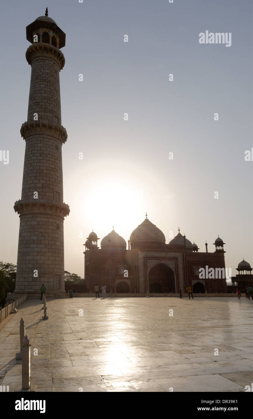 Persone e il Taj Mahal contro il sole del tardo pomeriggio Foto Stock