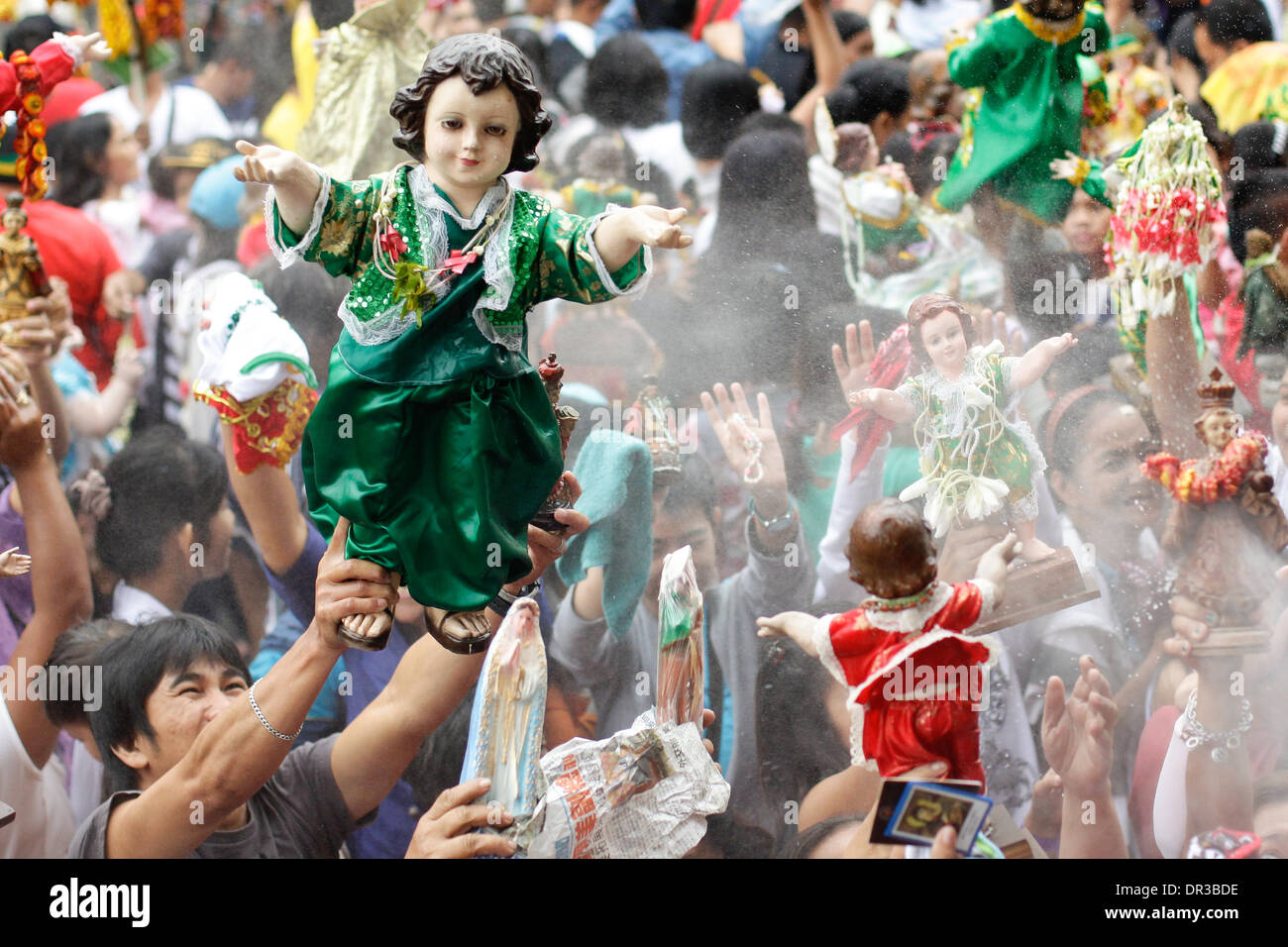 Manila, Filippine. 19 gen 2014. Devoti cattolici celebrano la festa del Santo Nino a Manila nelle Filippine Credito: Mark Fredesjed Cristino/Alamy Live News Foto Stock