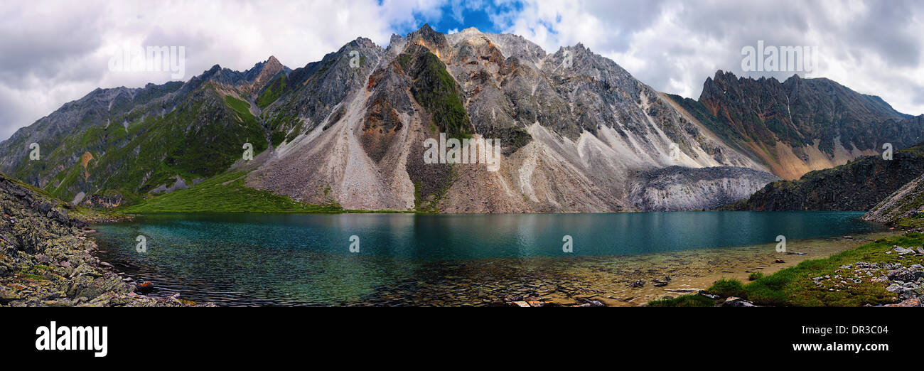 Lago di montagna nel picco di marmo. Eastern Sayan. Repubblica di Buryatia. panorama Foto Stock