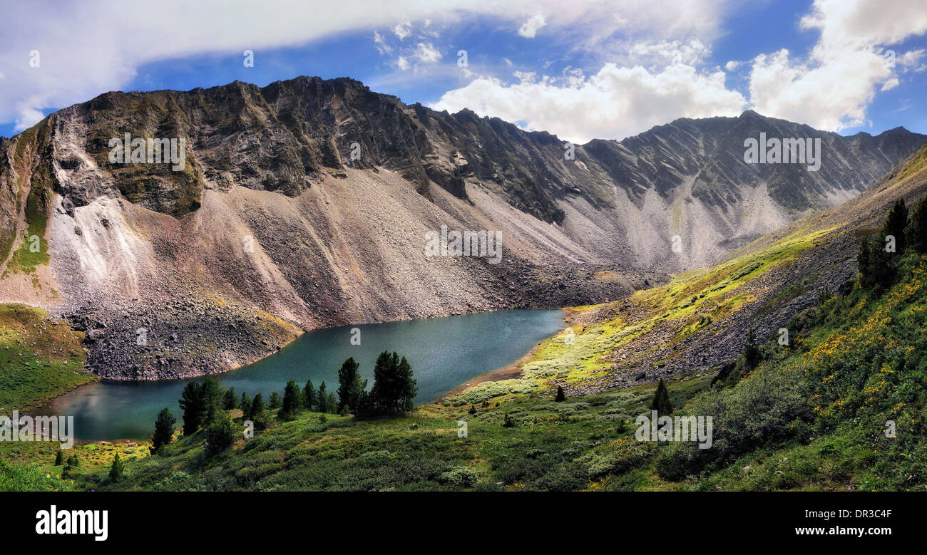 Vista di un piccolo lago di montagna. Eastern Sayan. Repubblica di Buryatia Foto Stock