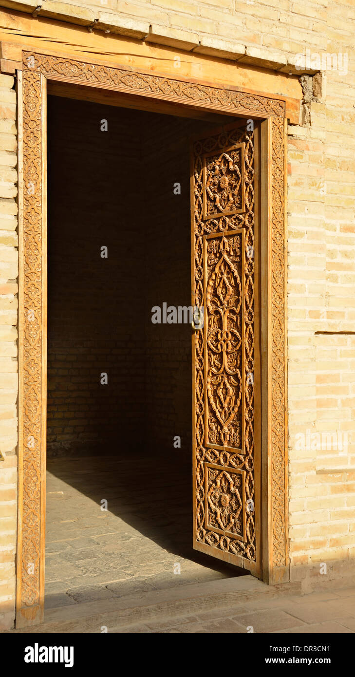 Porta a un mausoleo, Shah-i-Zinda complessa, Samarcanda, Uzbekistan Foto Stock
