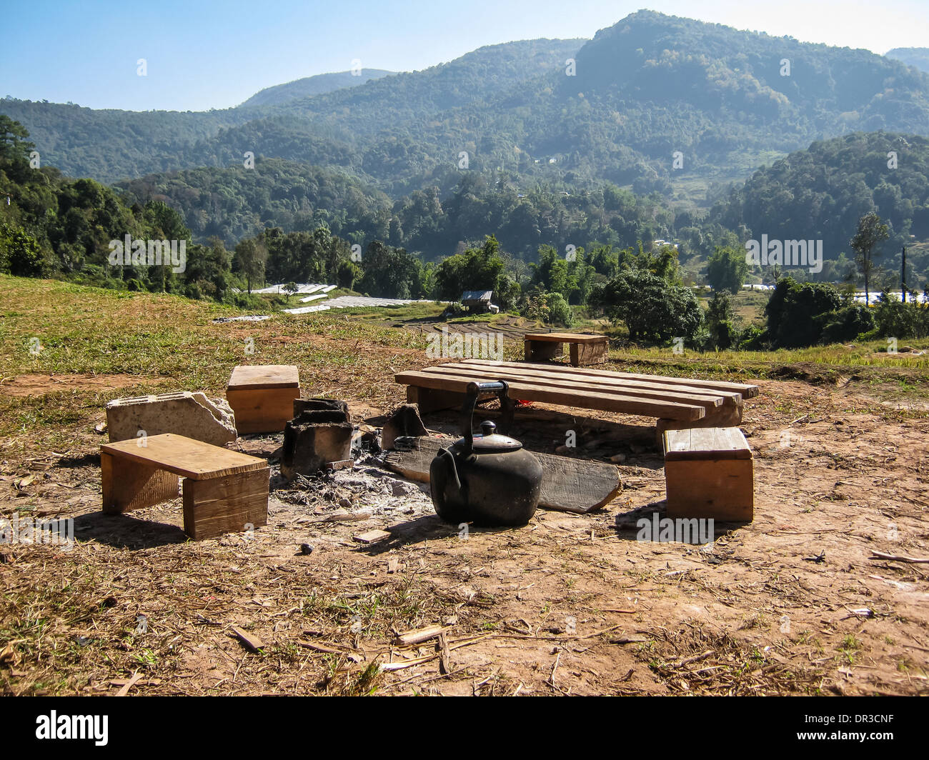 Bollitore con falò di pericolose , villaggio karen in Doi Inthanon National Park Foto Stock