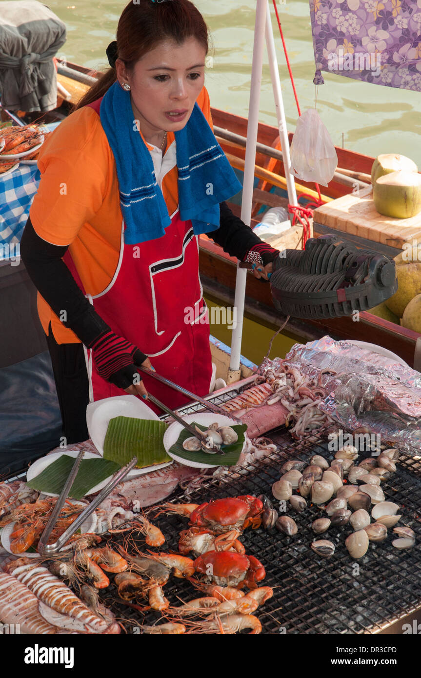 Weekend mercato galleggiante di Amphawa, Samut Songkhram, al di fuori di Bangkok Foto Stock