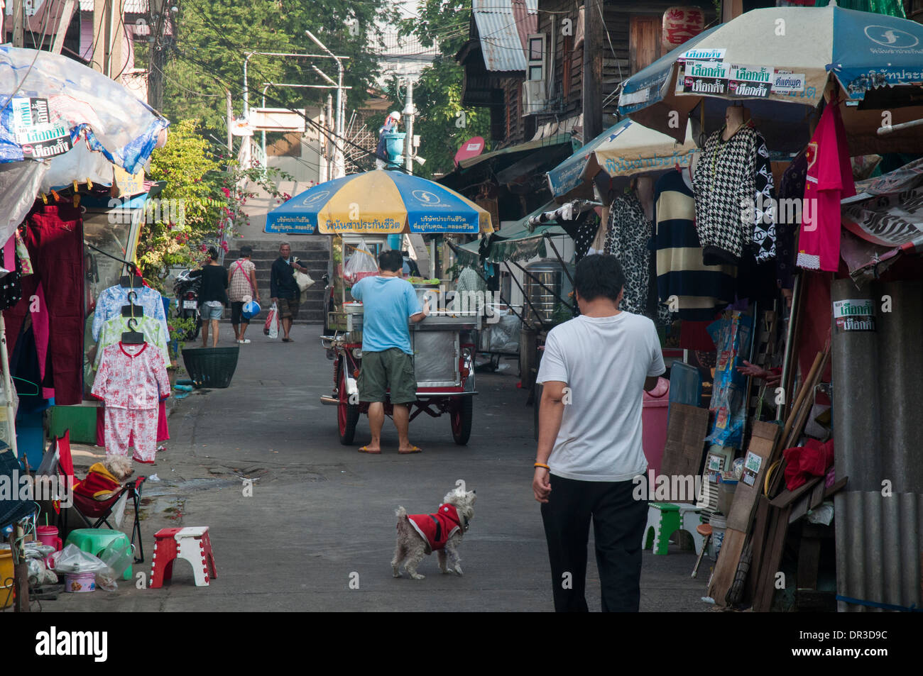 Scena di strada da un quartiere residenziale accanto al Khlong Saem Saep off New Petchburi Road, Bangkok Foto Stock