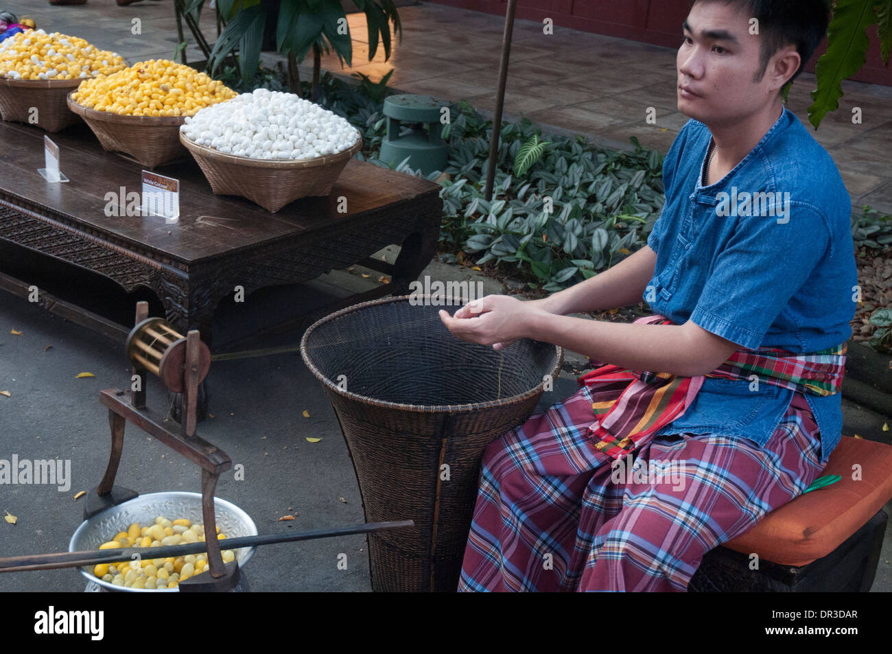 Filatura della seta dimostrazione a Jim Thompson House, Bangkok Foto Stock