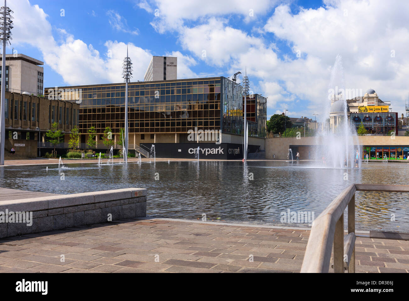 Il parco della città di fontane e Municipio Bradford West Yorkshire Inghilterra Foto Stock