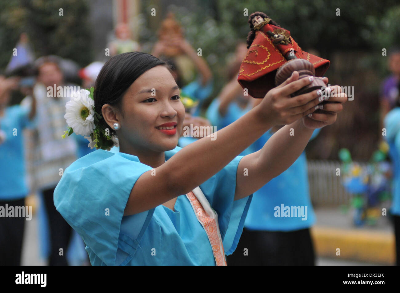 Manila, Filippine. 18 gennaio, 2014. MANILA, Filippine - Locali prendere parte alla street dancing localmente noto come Buling Buling Festival in Pandacan, Manila un giorno prima della festa di sto. Nino, 18 gennaio 2014. La danza tradizionale è tenuto in onore del Sto. Nino che salvò la città di Pandacan dall essere polverizzato mediante gli spagnoli durante il periodo coloniale. Credito: George Calvelo/NurPhoto/ZUMAPRESS.com/Alamy Live News Foto Stock