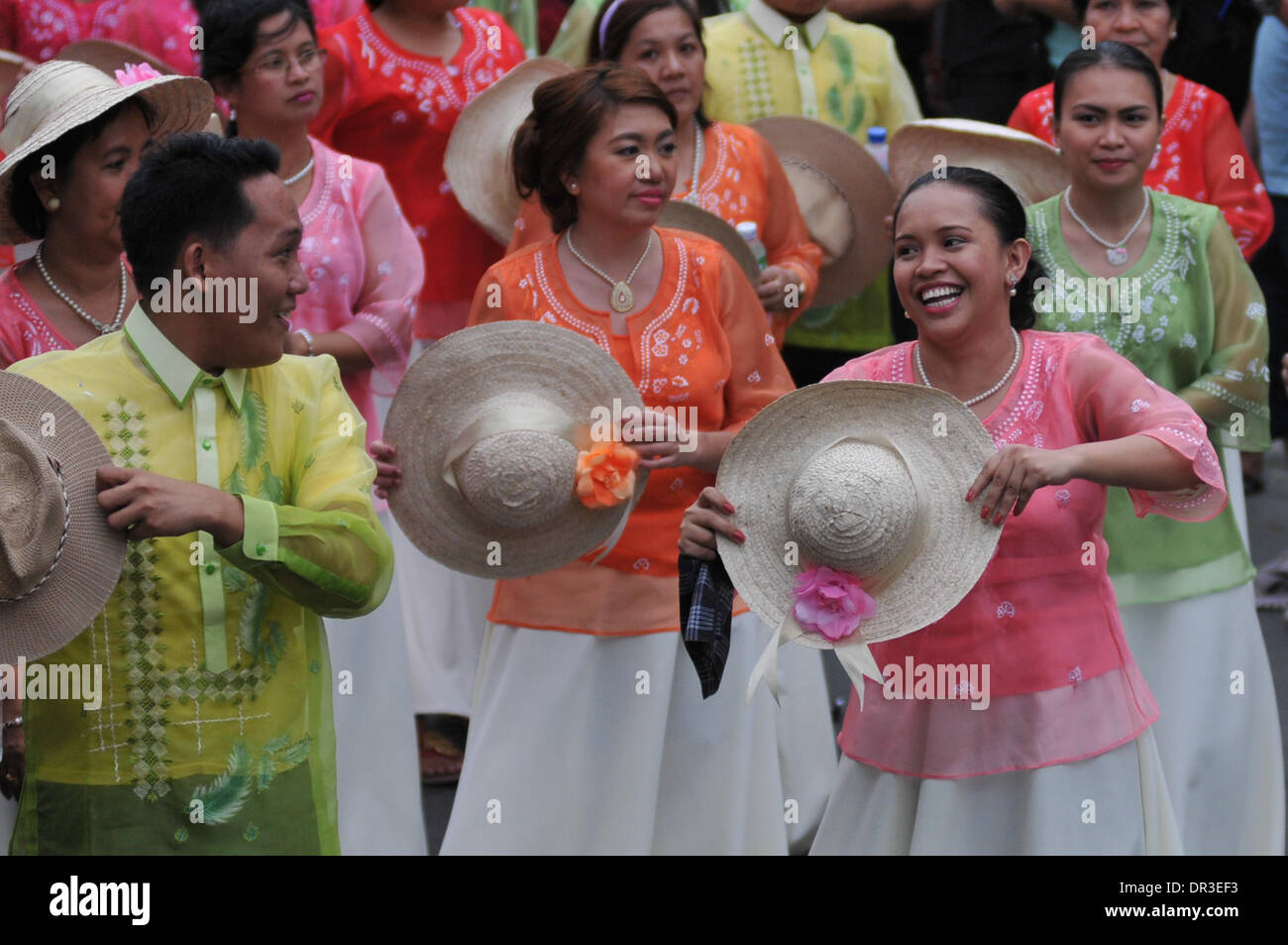 Manila, Filippine. 18 gennaio, 2014. MANILA, Filippine - Locali prendere parte alla street dancing localmente noto come Buling Buling Festival in Pandacan, Manila un giorno prima della festa di sto. Nino, 18 gennaio 2014. La danza tradizionale è tenuto in onore del Sto. Nino che salvò la città di Pandacan dall essere polverizzato mediante gli spagnoli durante il periodo coloniale. Credito: George Calvelo/NurPhoto/ZUMAPRESS.com/Alamy Live News Foto Stock