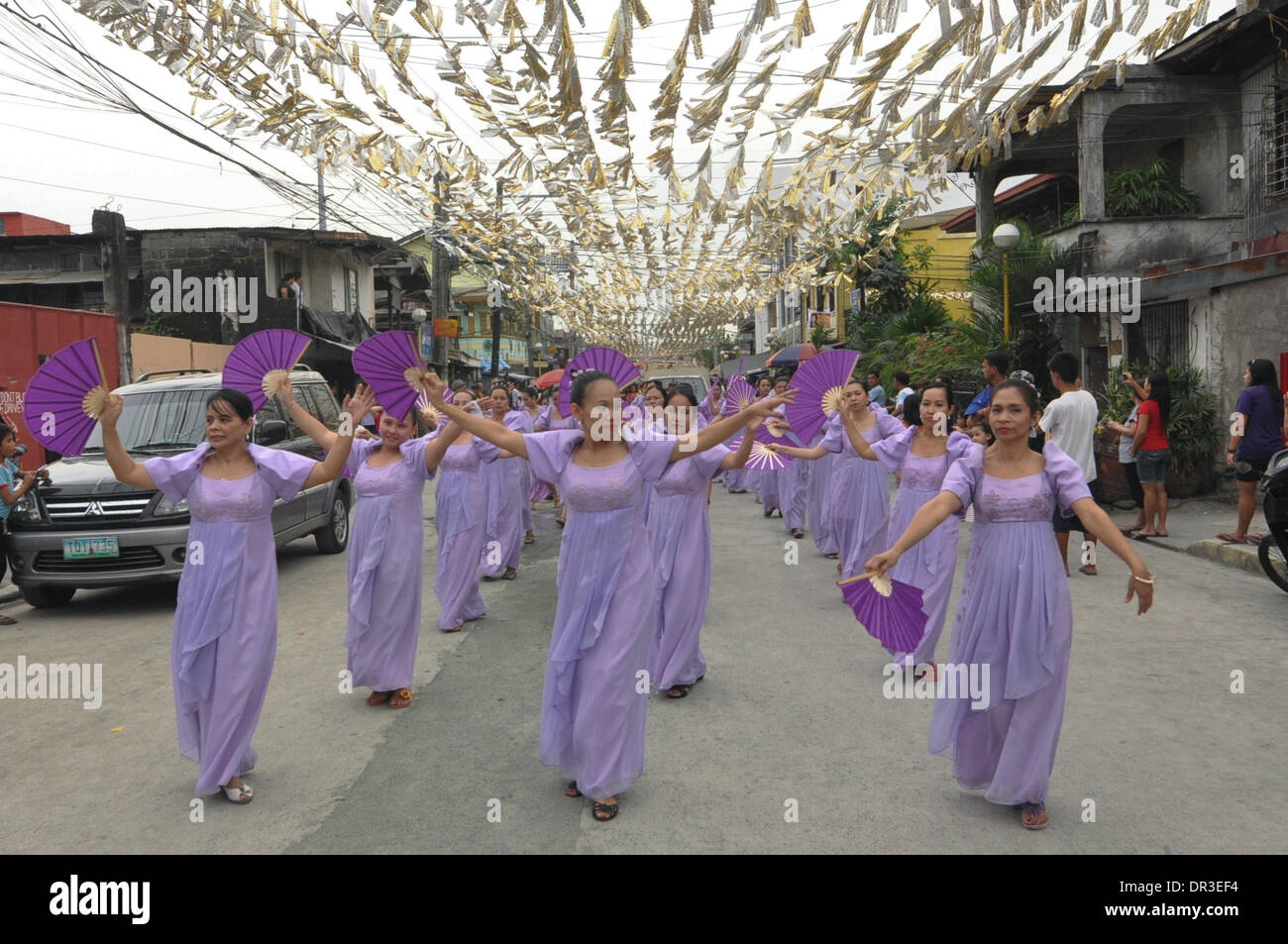 Manila, Filippine. 18 gennaio, 2014. MANILA, Filippine - Locali prendere parte alla street dancing localmente noto come Buling Buling Festival in Pandacan, Manila un giorno prima della festa di sto. Nino, 18 gennaio 2014. La danza tradizionale è tenuto in onore del Sto. Nino che salvò la città di Pandacan dall essere polverizzato mediante gli spagnoli durante il periodo coloniale. Credito: George Calvelo/NurPhoto/ZUMAPRESS.com/Alamy Live News Foto Stock