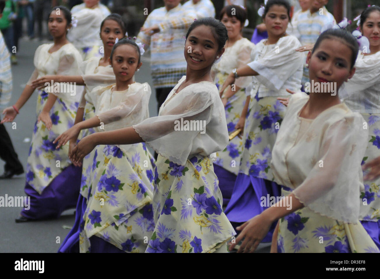 Manila, Filippine. 18 gennaio, 2014. MANILA, Filippine - Locali prendere parte alla street dancing localmente noto come Buling Buling Festival in Pandacan, Manila un giorno prima della festa di sto. Nino, 18 gennaio 2014. La danza tradizionale è tenuto in onore del Sto. Nino che salvò la città di Pandacan dall essere polverizzato mediante gli spagnoli durante il periodo coloniale. Credito: George Calvelo/NurPhoto/ZUMAPRESS.com/Alamy Live News Foto Stock