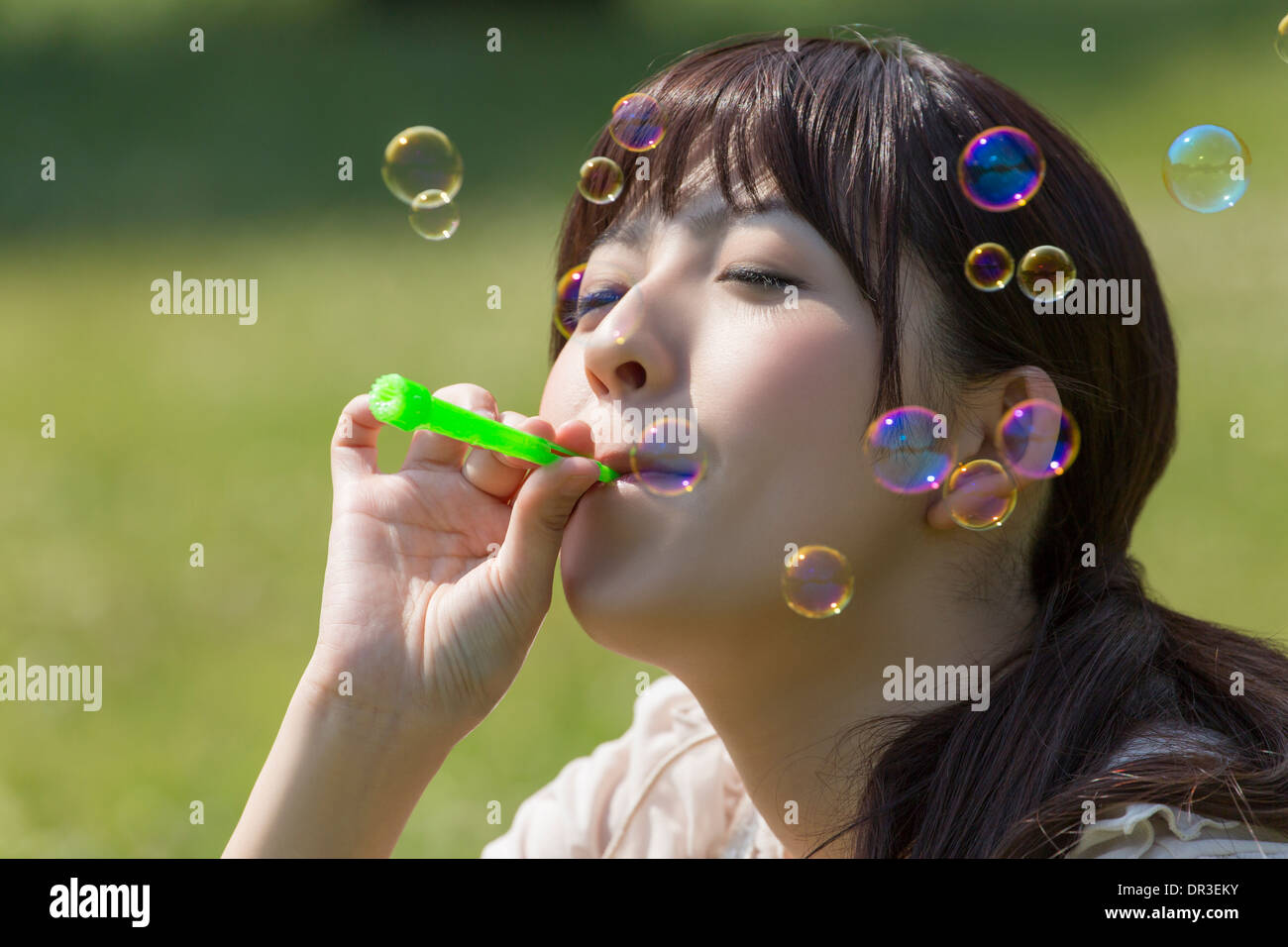 Giovane donna giocando con bolla di emulazione penna ottica Foto Stock