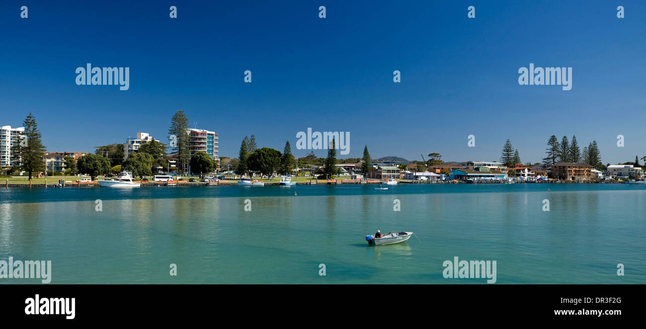 Spettacolare vista panoramica sulle acque blu del lago di Wallis e sullo skyline della città costiera di Tuncurry nella regione dei Grandi Laghi NSW Aust Foto Stock