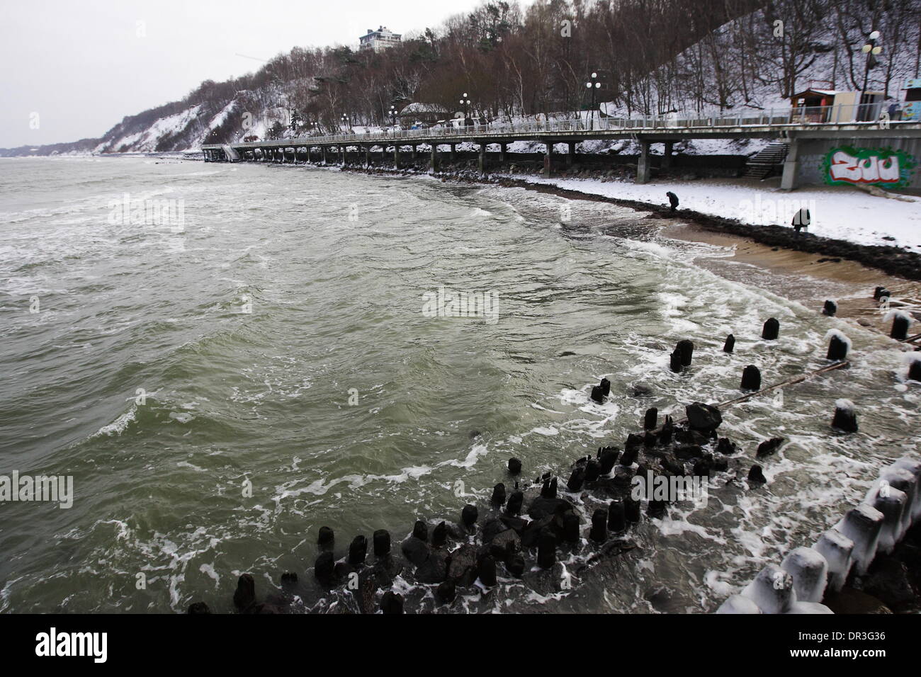 Svetlogorsk, Russia 18th, Gennaio 2013 persone godono di freddo giorno di sabato sulla congelati del Mar Baltico riveste in Svetlogorsk resort, Oblast di Kaliningrad, Russia Credito: Michal Fludra/Alamy Live News Foto Stock