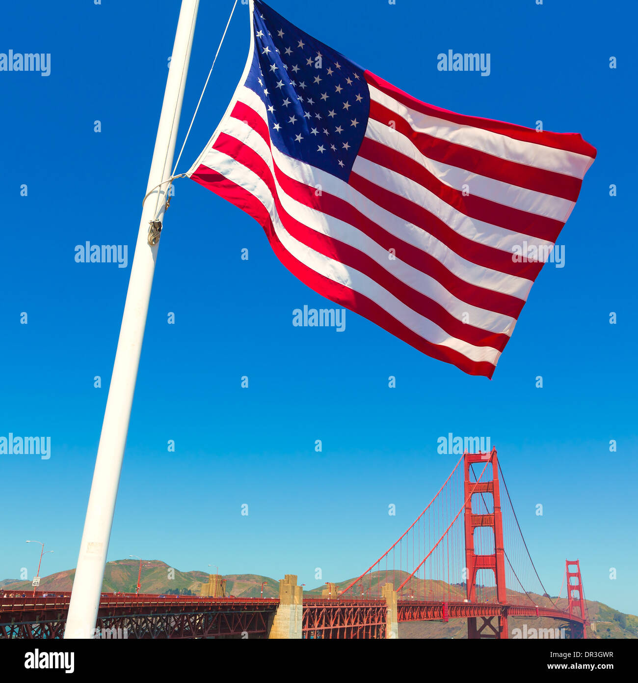 Golden Gate Bridge con Stati Uniti bandiera in San Francisco California USA Foto Stock