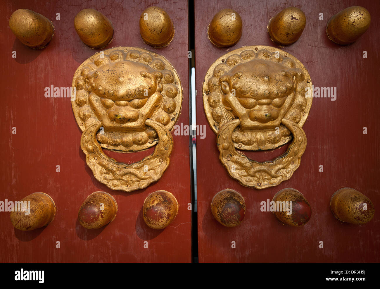 Antica porta rossa nel Tempio del Paradiso, Pechino, Cina Foto Stock