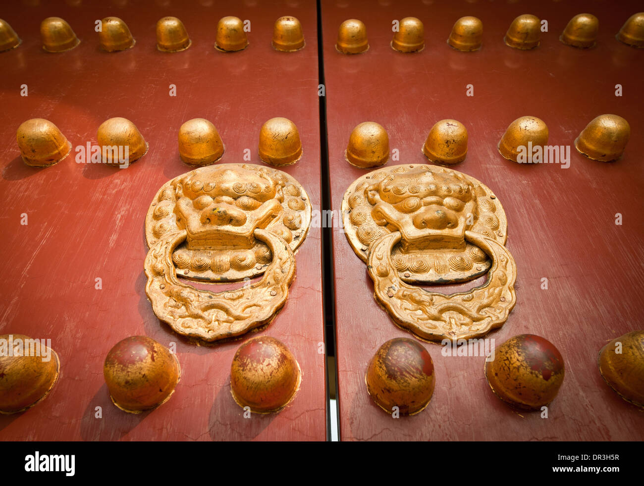 Antica porta rossa nel Tempio del Paradiso, Pechino, Cina Foto Stock