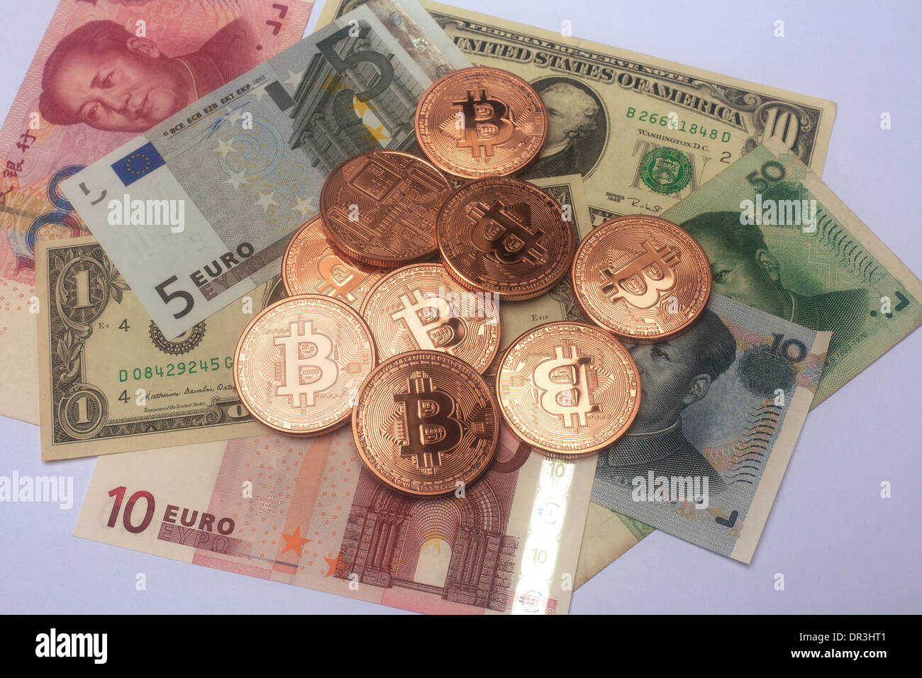 Bitcoin e American Le fatture del dollaro, le banconote in euro e Yen cinese note Foto Stock