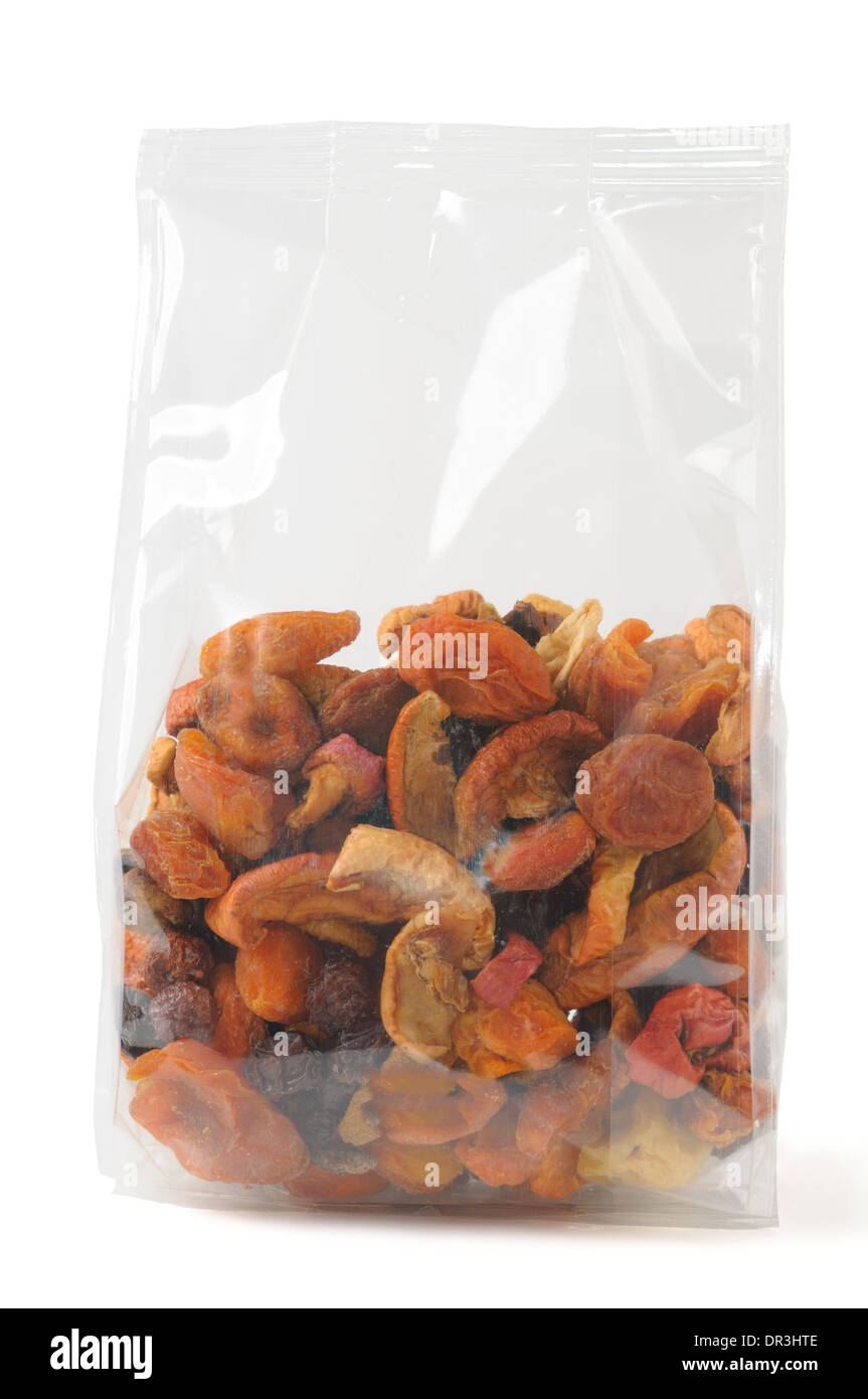 Frutti essiccati misti in imballaggio trasparente su bianco Foto Stock