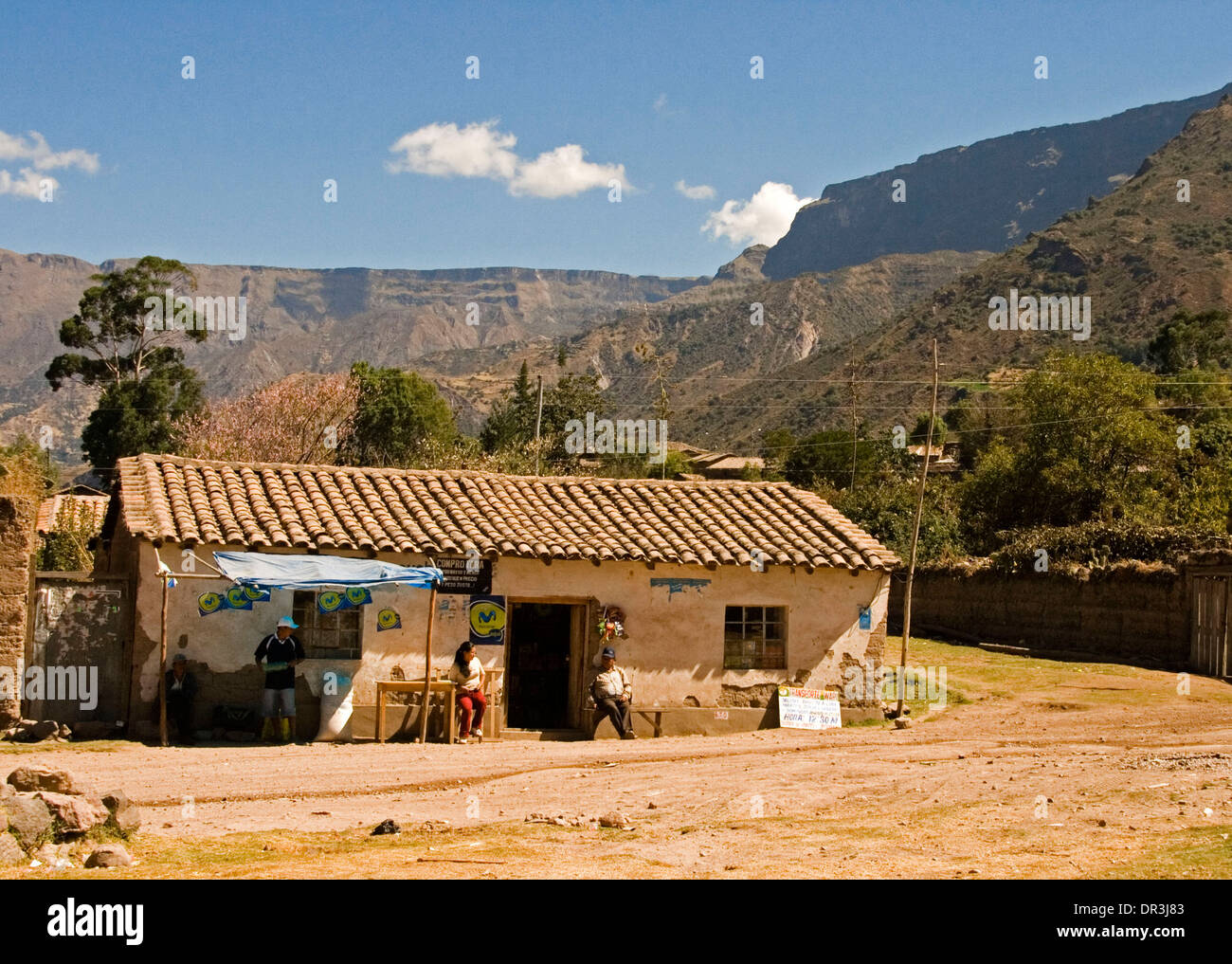 Ristorante a bordo strada in un villaggio vicino a Cusco Peru, semplice edificio di adobe da sterrato a piedi dei ripidi pendii delle montagne delle Ande Foto Stock
