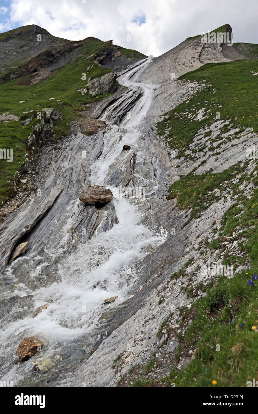 Cascata alpina. La Vallée des Glaciers. Sulle Alpi francesi. Foto Stock