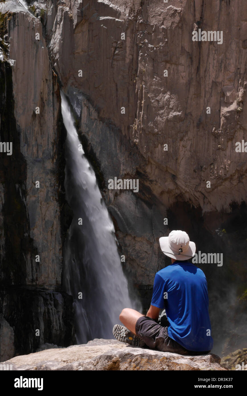 Contemplando una cascata nella regione di Arequipa, Perù Foto Stock
