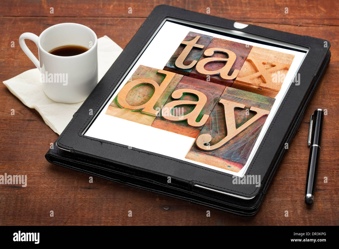 Imposta giorno - parole isolate in legno vintage tipografia blocchi su una tavoletta digitale con una tazza di caffè Foto Stock