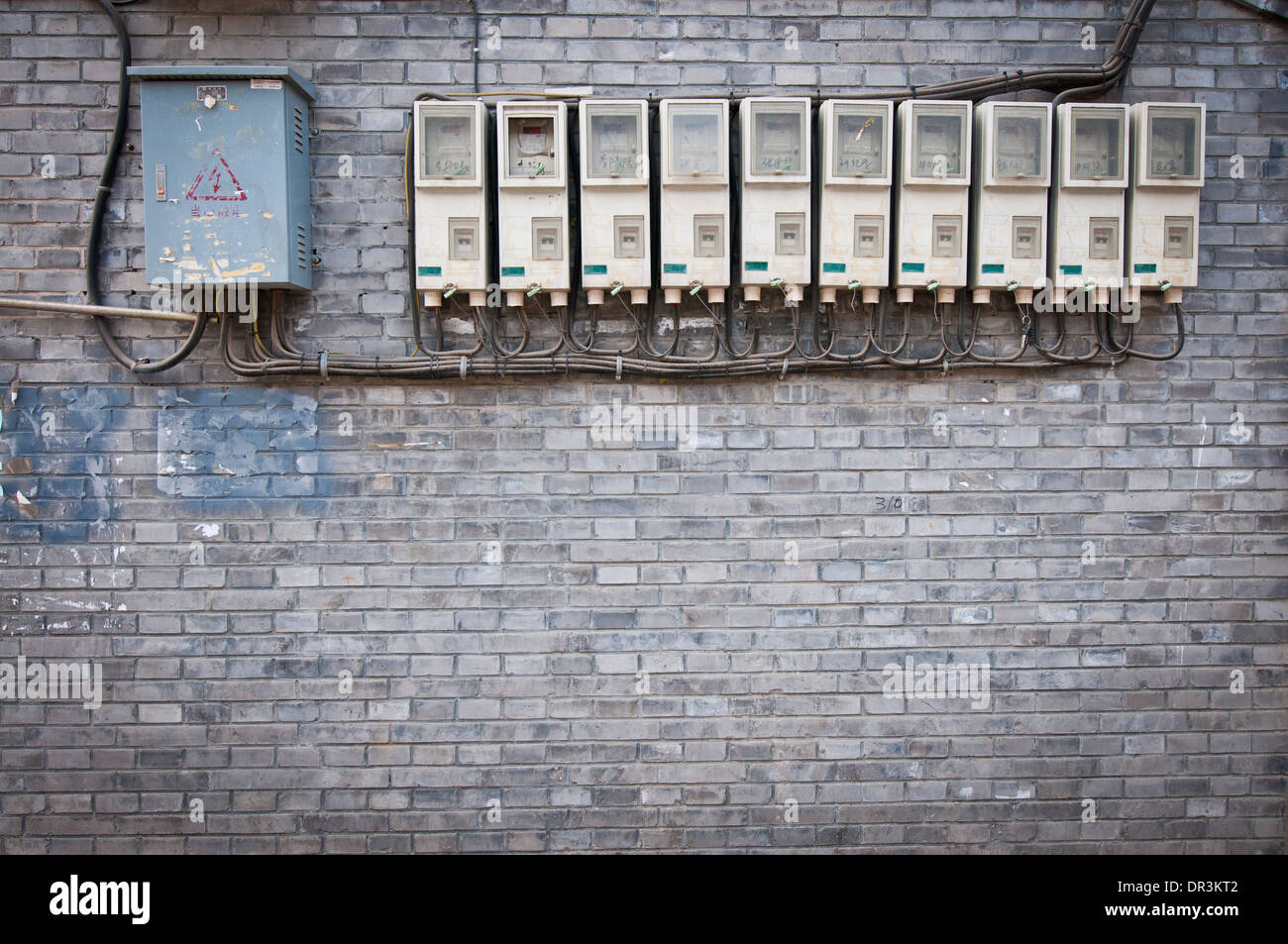 I contatori di elettricità e le scatole dei fusibili nella zona dell'Hutong a Pechino, Cina Foto Stock