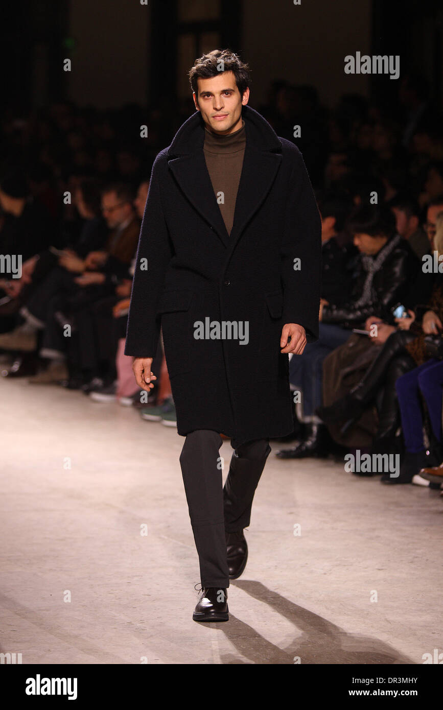 Parigi, Francia. 18 gennaio, 2014. Un modello indossa una creazione dal designer francese Véronique Nichanian come parte di Hermès autunno/inverno 2014/2015 collezione presentata durante la Parigi Homme mens' della settimana della moda di Parigi, Francia, 18 gennaio 2014. Parigi Homme mens' sfilate di moda fino al 19 gennaio 2014. Foto: Hendrik Ballhausen/dpa/Alamy Live News Foto Stock