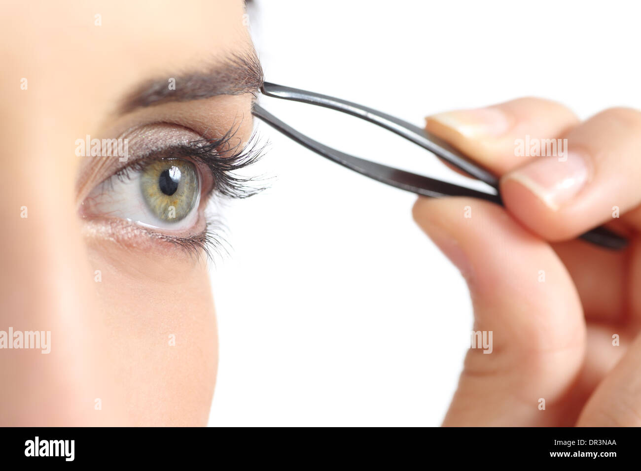 Chiudere un occhio di donna e di una mano spiumatura sopracciglia isolato su uno sfondo bianco Foto Stock