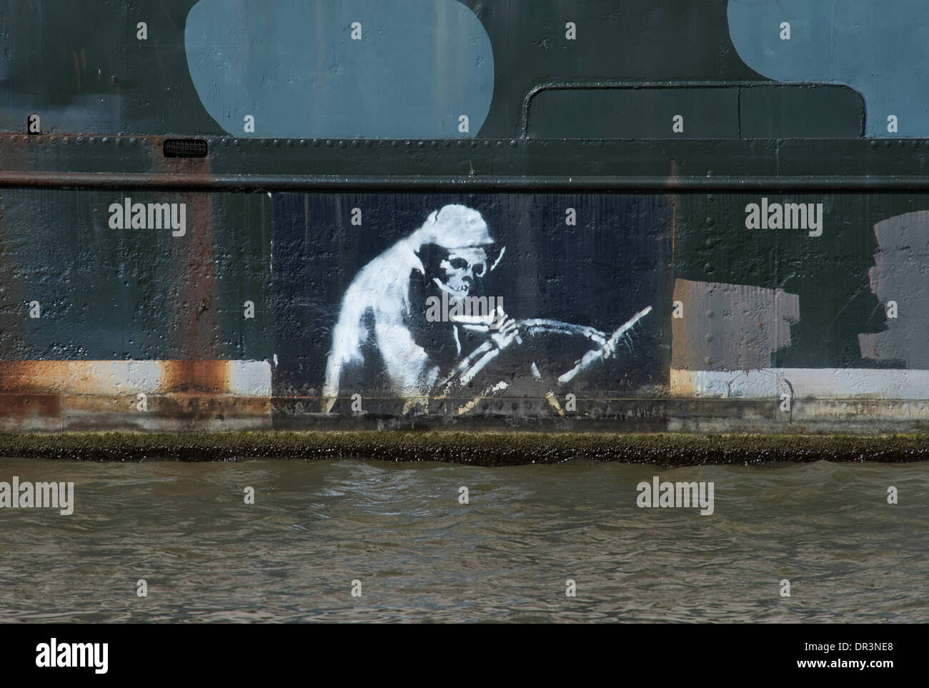 "Grim Reaper dall' artista grafitti banksy sul lato della nave thekla in bristol docks Foto Stock