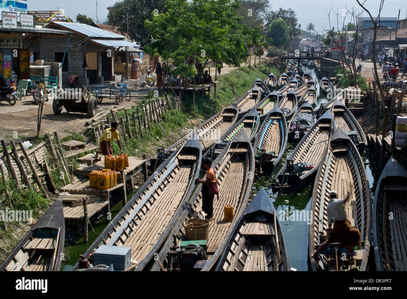 Barche ancorate sul canal, Myanmar Foto Stock