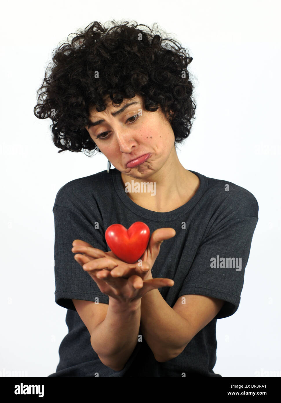 Donna detiene il cuore nelle sue mani Foto Stock