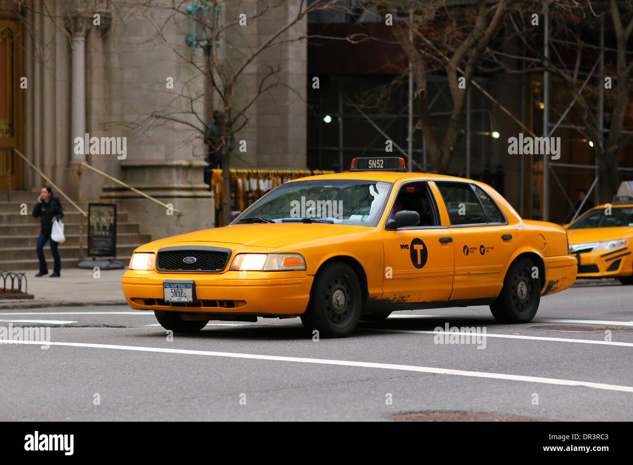 Un taxi giallo per le strade di New York City. Foto Stock