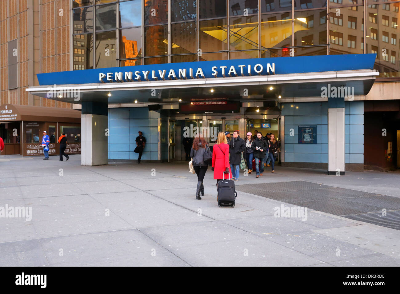 Persone con bagagli entrando in New York Penn Station, a nord-ovest 8th Ave ingresso, New York, NY. Foto Stock