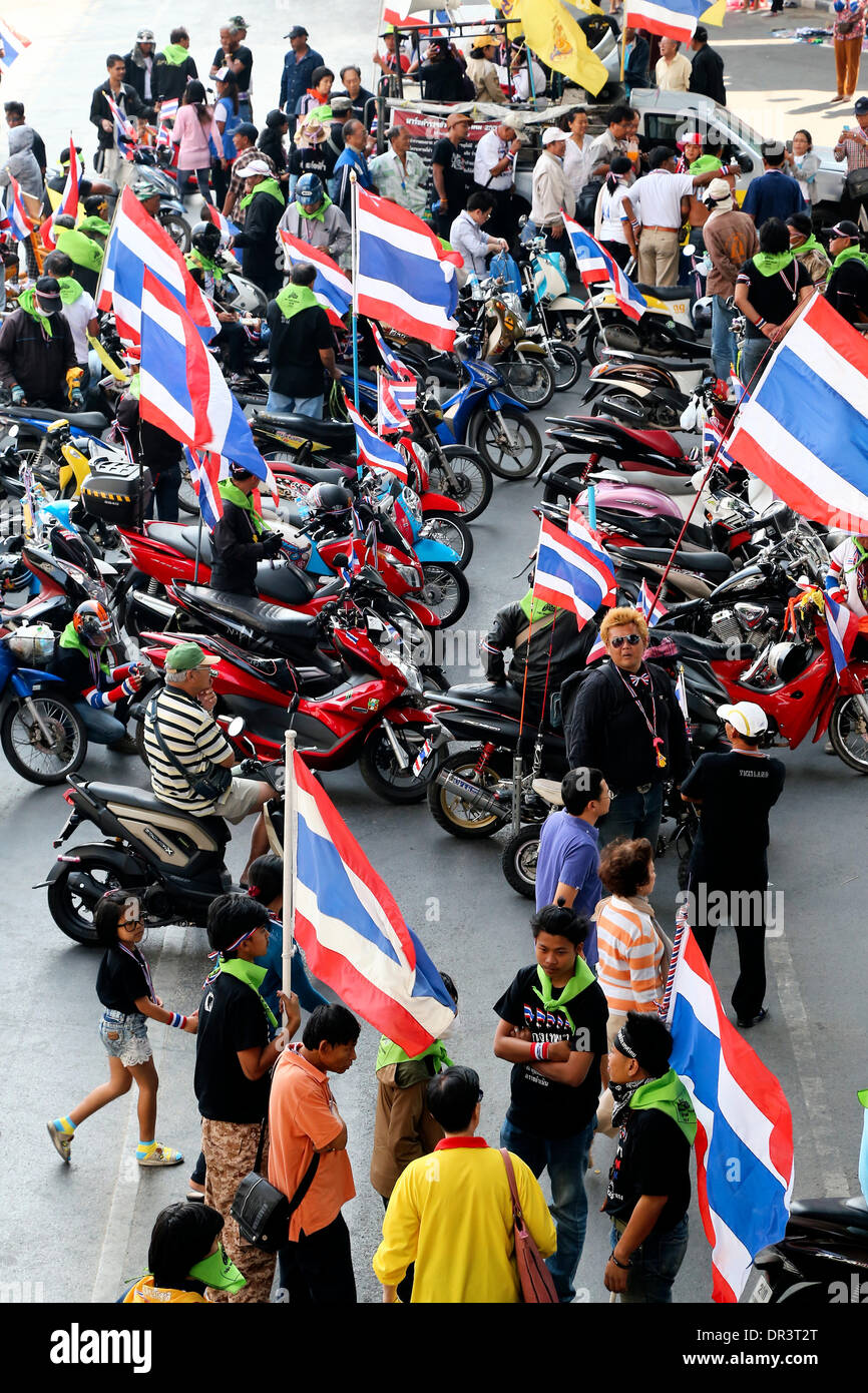 Bangkok, Tailandia. 19 gen 2014. Posizione in queste immagini è al normalmente occupato Silom-Saladaeng intersezione in uno dei Bangkok's principali quartieri commerciali. Decine di migliaia di manifestanti hanno sconvolto il traffico presso i principali incroci e hanno marciato su uffici governativi in Thailandia del grande e frenetica città capitale di questa settimana. La protesta, soprannominato "Bangkok Shutdown" aveva cominciato lunedì 13 gennaio senza un grave incidente. I rally sono orchestrate dal popolo democratico del comitato per la riforma (PDRC) gruppo di protesta, guidato da Suthep Thaugsuban, un ex vice primo ministro per l'opposizione Democ Foto Stock