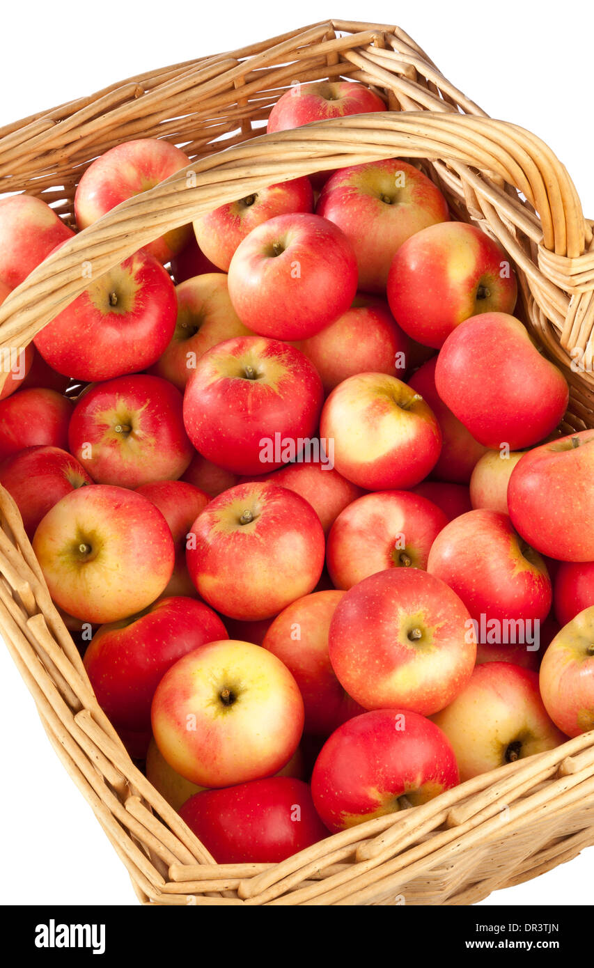 Un cesto di mele su sfondo bianco Foto Stock
