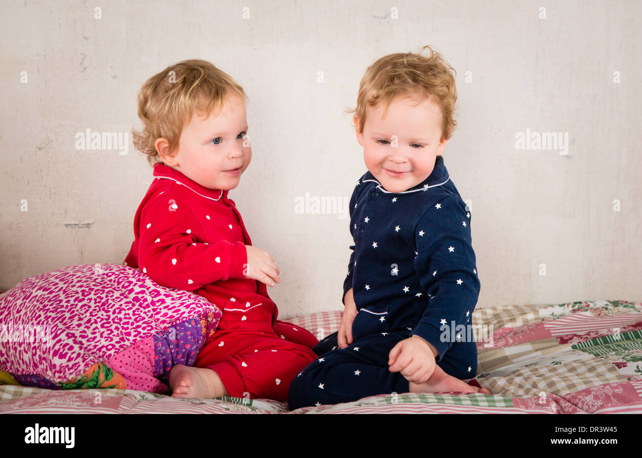 Bambini che giocano sul letto Foto Stock