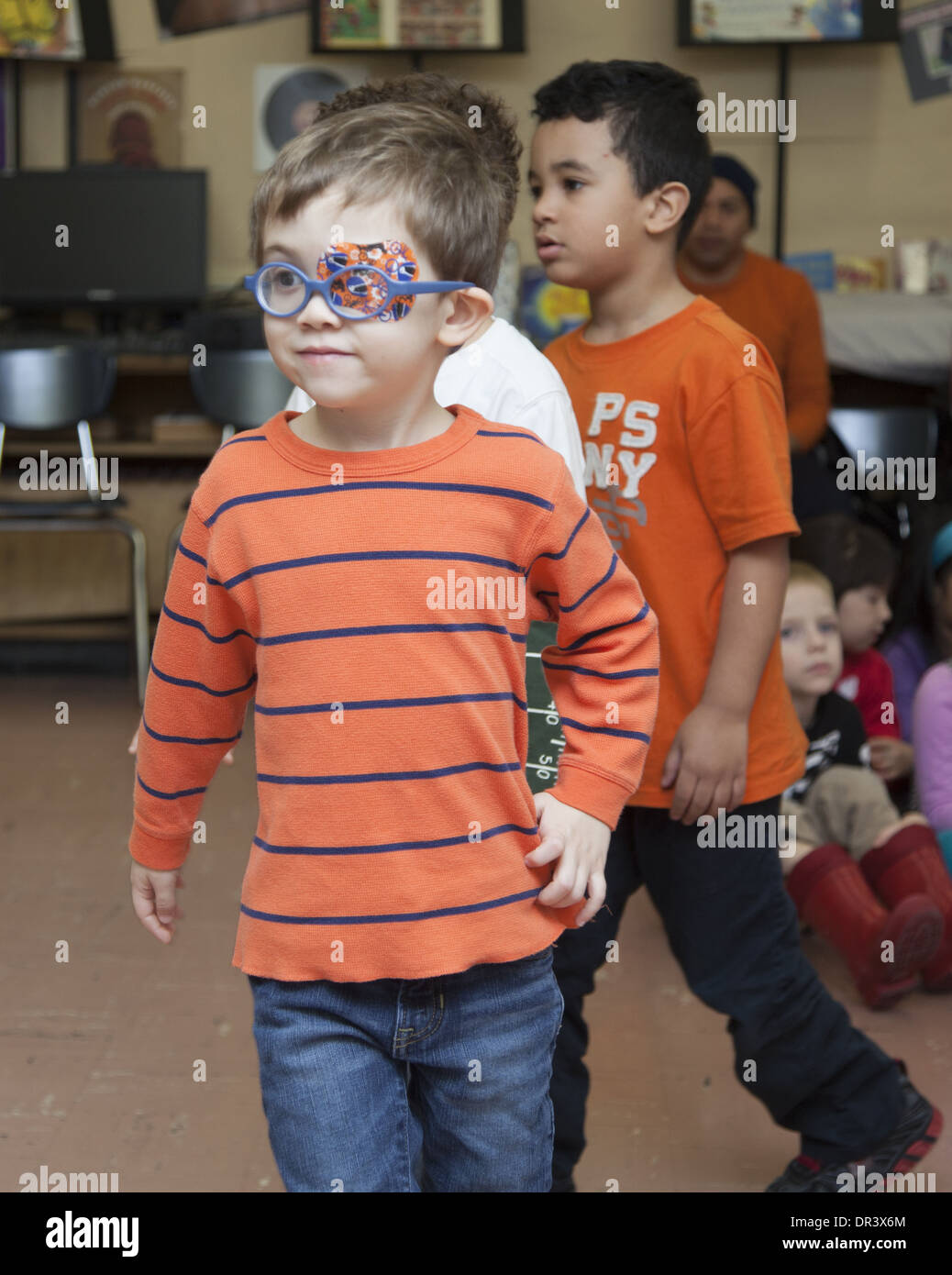 Attiva la scuola elementare di classe al ponte del castello pubblico scuola elementare in upper Manhattan, New York. Foto Stock