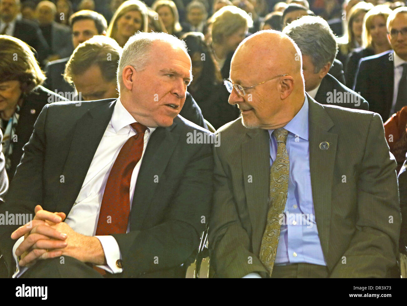 Washington DC, Stati Uniti d'America. Xvii gen, 2014. Direttore della Central Intelligence Agency (CIA) John Brennan, sinistra, parla con James Clapper, Direttore della National Intelligence, destra, prima le osservazioni del Presidente su segnali intelligence programmi e di come possono essere utilizzati per proteggere la sicurezza nazionale sostenendo la politica estera e di rispettare la privacy e le libertà civili, presso il Dipartimento di Giustizia a Washington DC, il 17 gennaio 2014. Credito: Aude Guerrucci / Pool via CNP Credito: dpa picture alliance/Alamy Live News Foto Stock