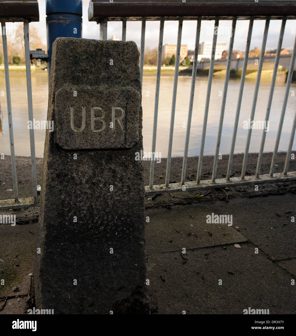 Il fiume Tamigi, Londra, Inghilterra. 19 gen 2014. Oxford University Boat Club VIIIs prova. La pietra Università segna l inizio della gara al Putney Bridge. La prova serve come parte del processo di selezione per determinare chi dovrà rappresentare Oxford University di centosessantesimo in funzione dell'Università Boat Race il 6 aprile 2014. Credit: Azione Plus immagini di sport/Alamy Live News Foto Stock