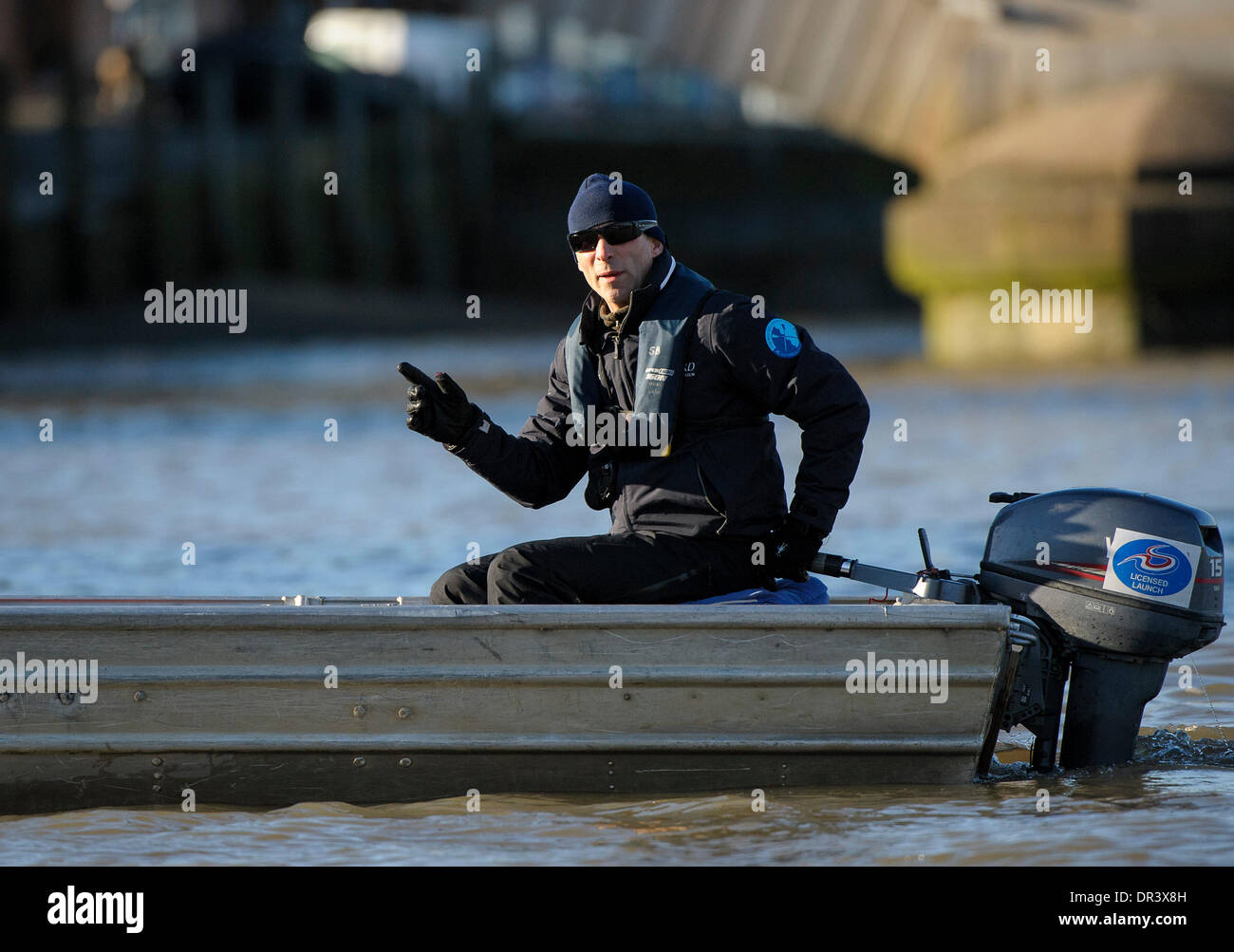 Il fiume Tamigi, Londra, Regno Unito. Xix gen, 2014. Sean testa Bowden allenatore della Oxford University Boat Club mutandine gli equipaggi prima dell'inizio. La prova serve come parte del processo di selezione per determinare chi dovrà rappresentare Oxford University di centosessantesimo in funzione dell'Università Boat Race il 6 aprile 2014. Credit: Azione Plus immagini di sport/Alamy Live News Foto Stock