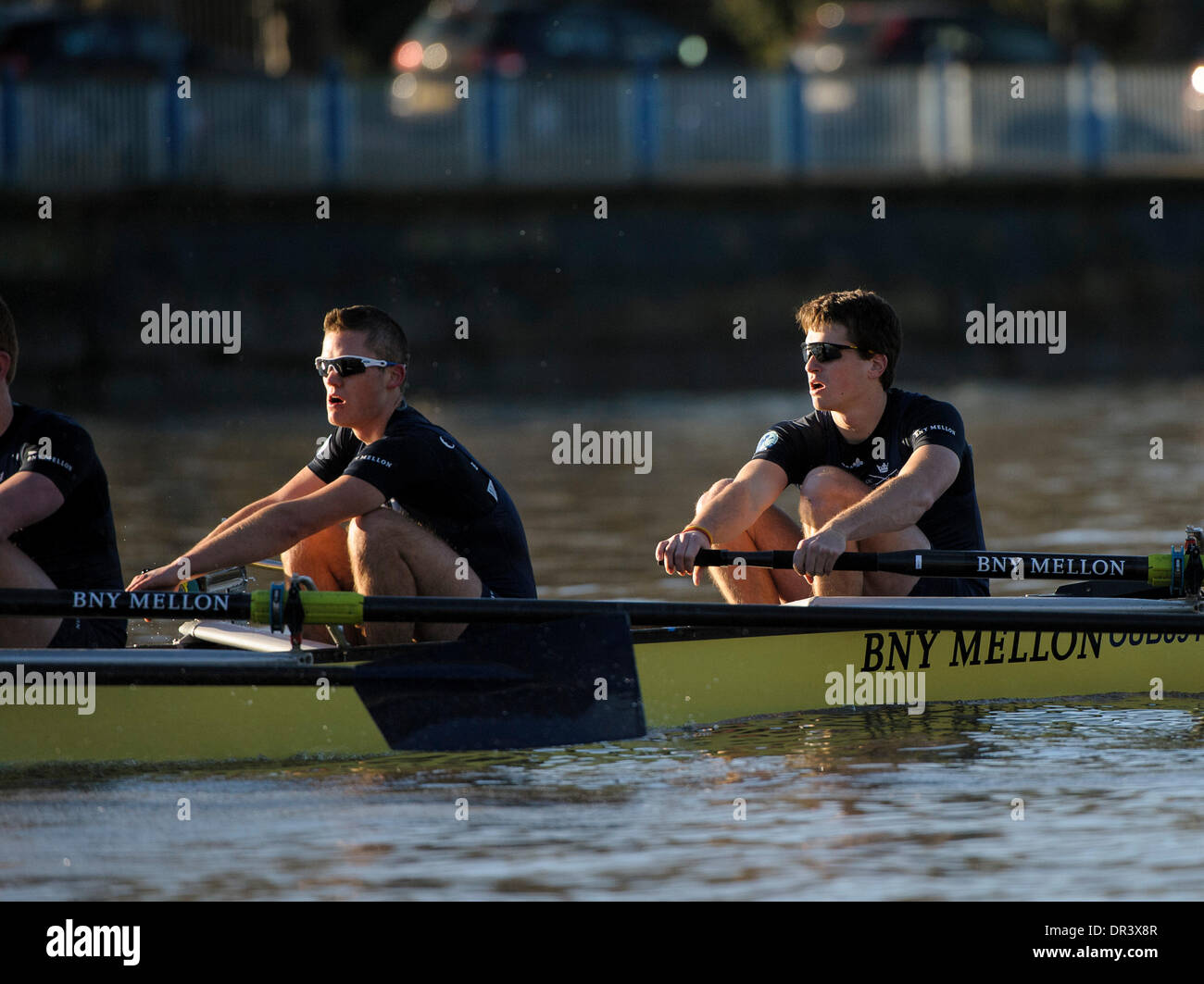 Il fiume Tamigi, Londra, Inghilterra. 19 gen 2014. Oxford University Boat Club VIIIs prova, John Redos [Bow] e Tom Watson [2] di ostinata VIII in azione. La prova serve come parte del processo di selezione per determinare chi dovrà rappresentare Oxford University di centosessantesimo in funzione dell'Università Boat Race il 6 aprile 2014. Credit: Azione Plus immagini di sport/Alamy Live News Foto Stock