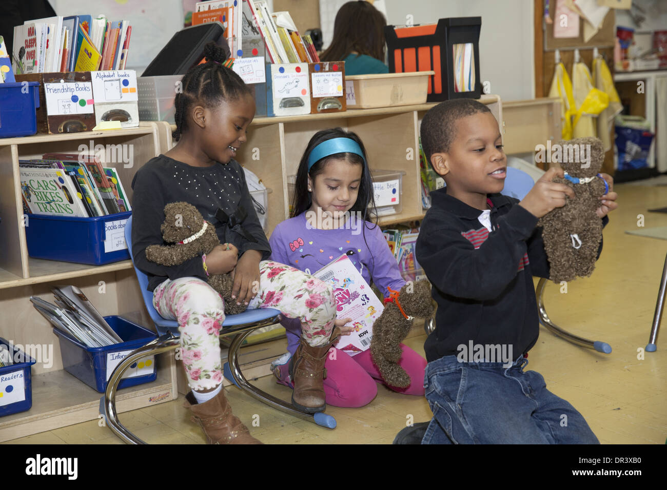 Attiva la scuola elementare di classe al ponte del castello pubblico scuola elementare in upper Manhattan, New York. Foto Stock