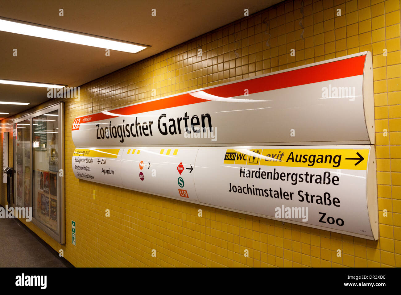 [Solo uso editoriale] U-Bahn segno di Zoologischer Garten, Berlino, presi da un angolo obliquo Foto Stock
