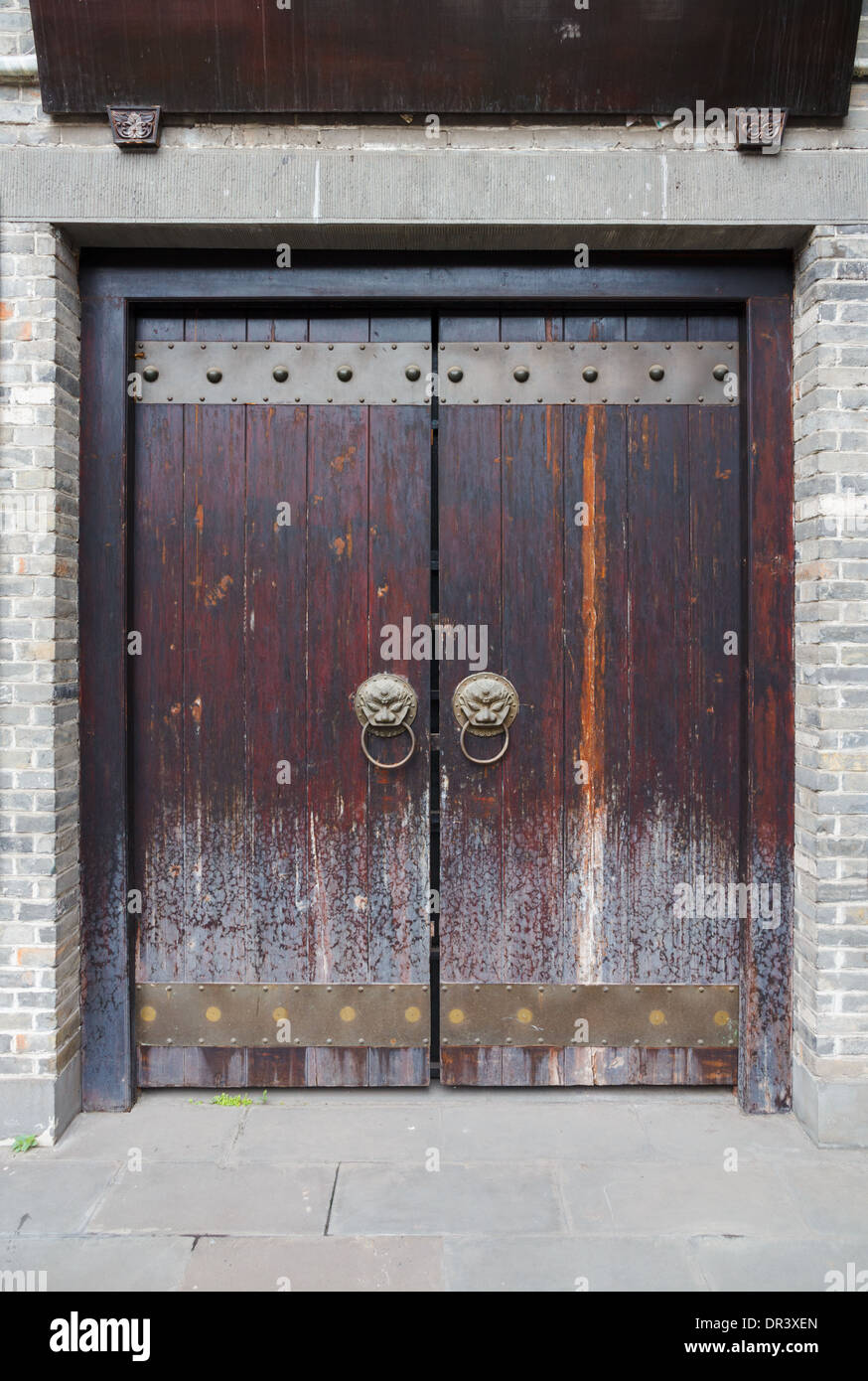 Brown Cinese tradizionale porta con dragon maniglie Foto Stock