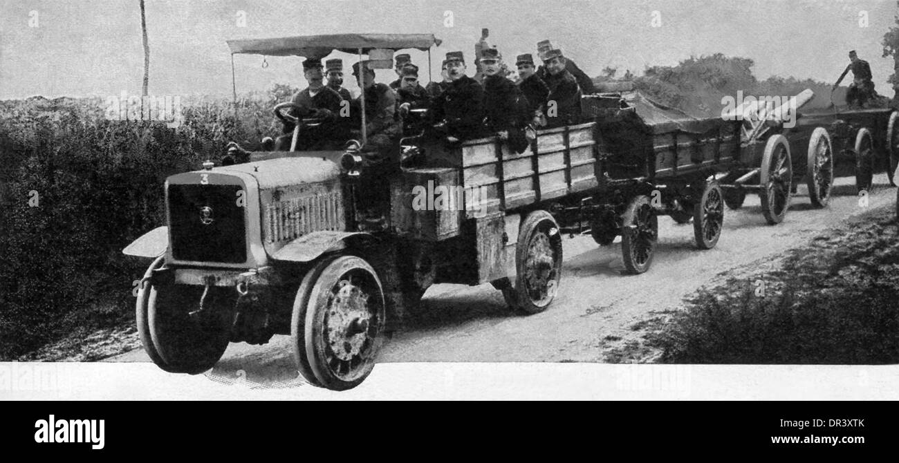 Carrelli a motore si è rivelato inestimabile in WW I nel disegno armi da assedio e fornisce più rapidamente rispetto a quanto possibile con i cavalli. Foto Stock