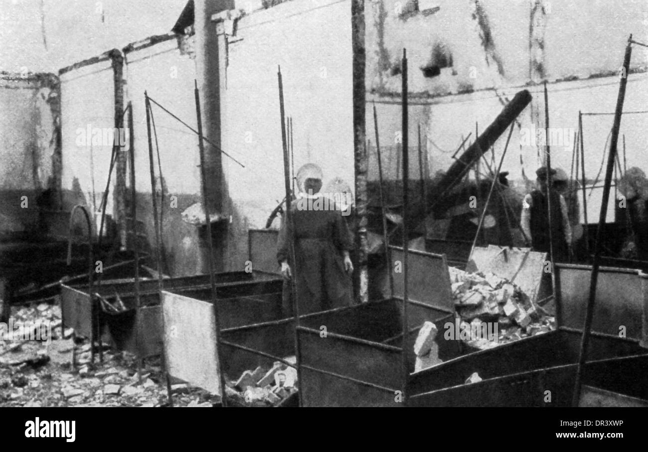 La scena all'interno di un ospedale gestito dalle forze alleate nella I guerra mondiale che è stato distrutto dagli invasori tedeschi. Foto Stock