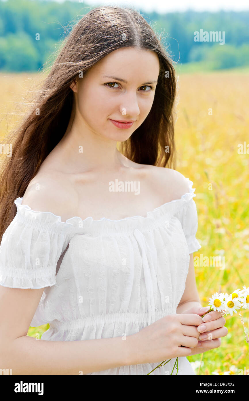 Ritratto di bellezze russe in un campo di fiori Foto Stock