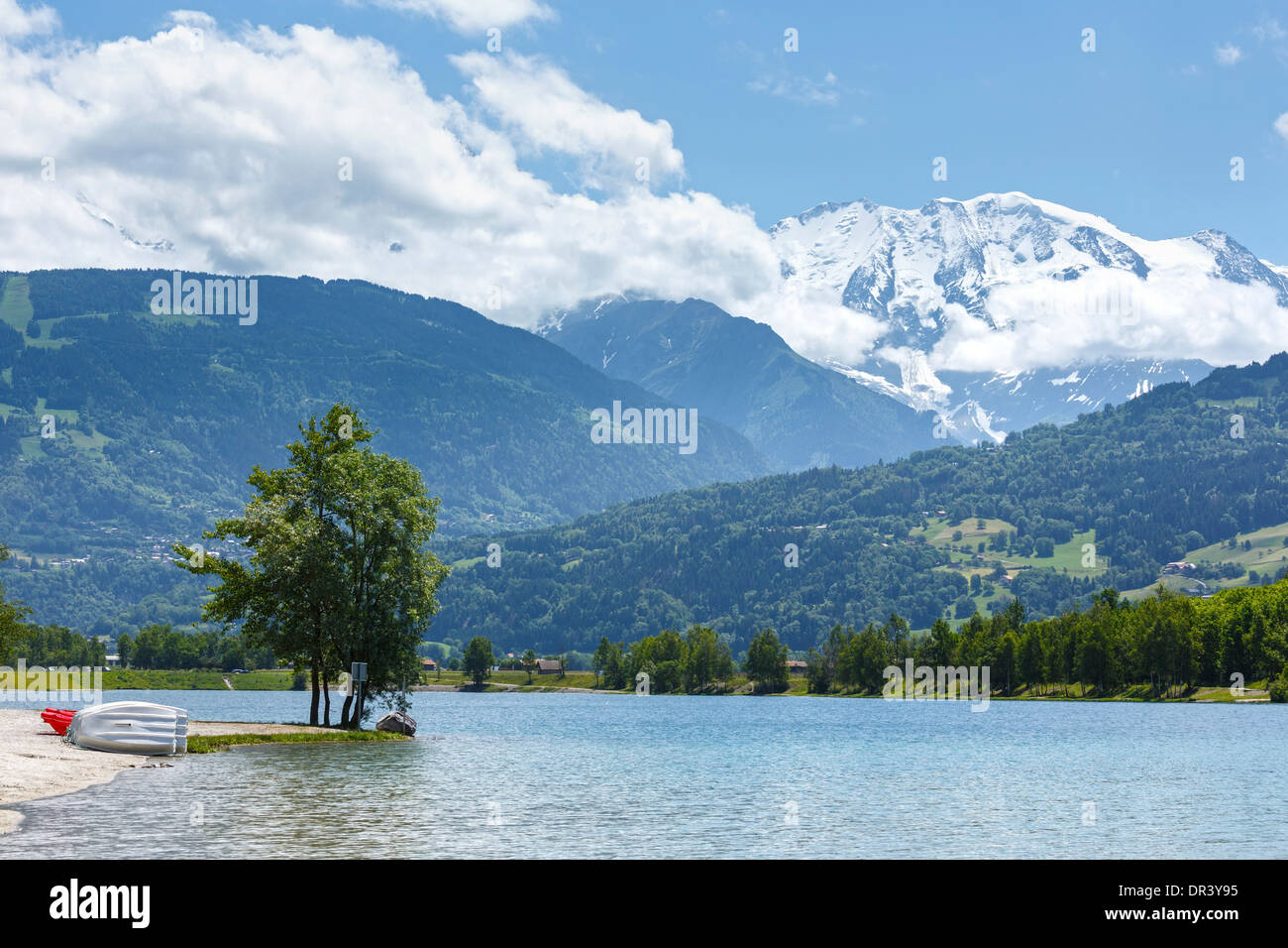 Il lago di Passy e Mont Blanc montagna del massiccio summer view (Chamonix, Francia). Foto Stock