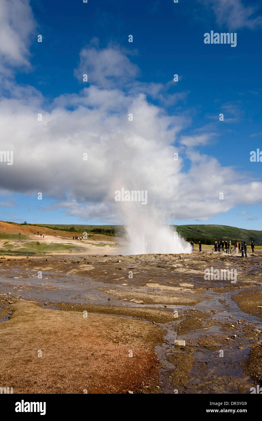Gruppo di turisti a guardare un Eruzione del geyser Strokkur in Haukadalur, Islanda. Foto Stock